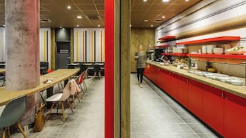 Desayuno buffet diario (EUR 17 por persona)