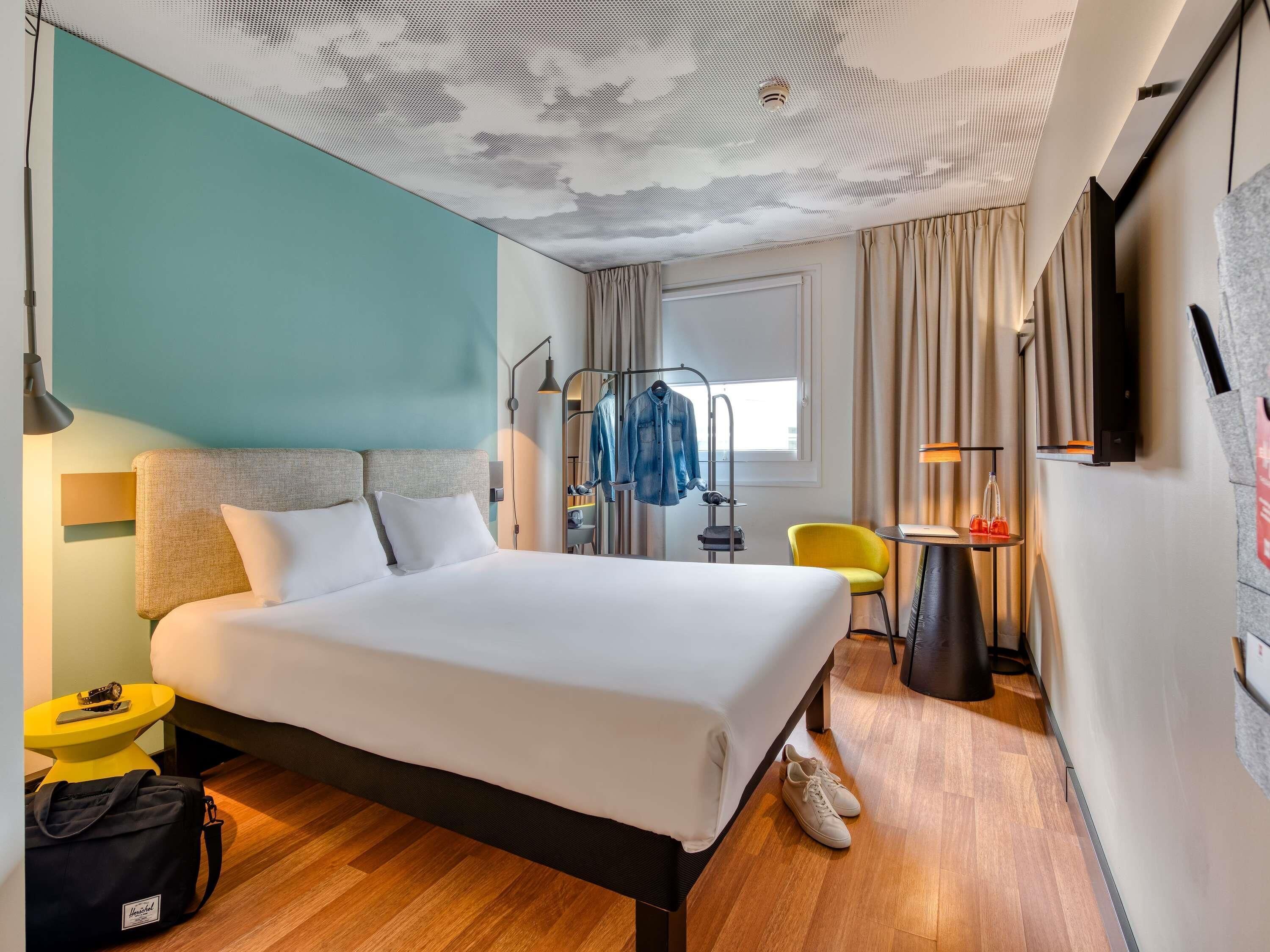 Habitación estándar doble, 1 cama de matrimonio | Escritorio, sistema de insonorización, cunas gratuitas y wifi gratis