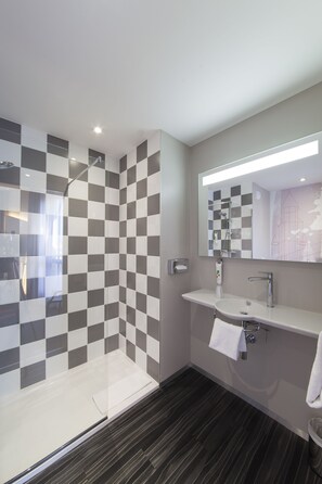 Shower, eco-friendly toiletries, hair dryer, towels - Ibis Styles Poitiers Centre (Poitiers)