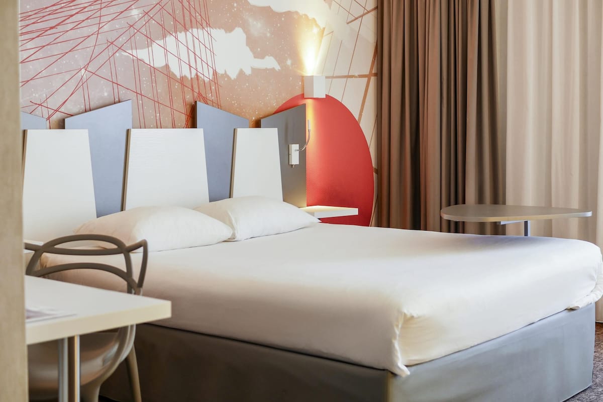 Classic Room, 1 Double Bed, Balcony | Individually decorated, individually furnished, desk, blackout drapes