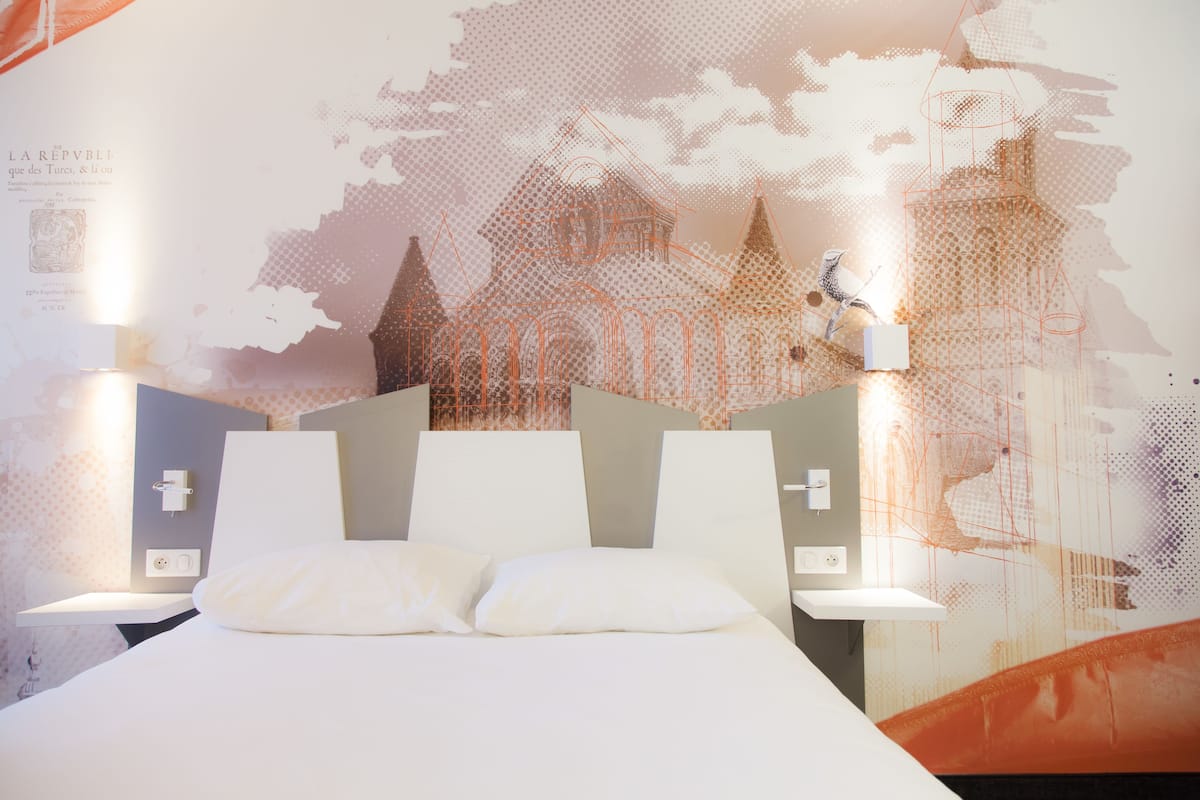 business double room, 1 double bed | individually decorated, individually furnished, desk, blackout curtains