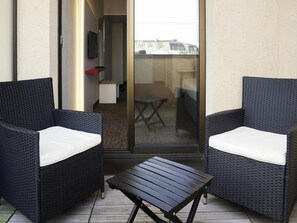Klassieke kamer, 1 tweepersoonsbed, balkon | Individueel gedecoreerd, individueel gemeubileerd, een bureau