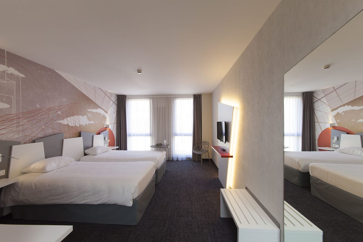 standard room, 2 single beds | individually decorated, individually furnished, desk, blackout curtains