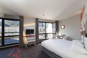 Individually decorated, individually furnished, desk, blackout curtains - Ibis Styles Poitiers Centre (Poitiers)