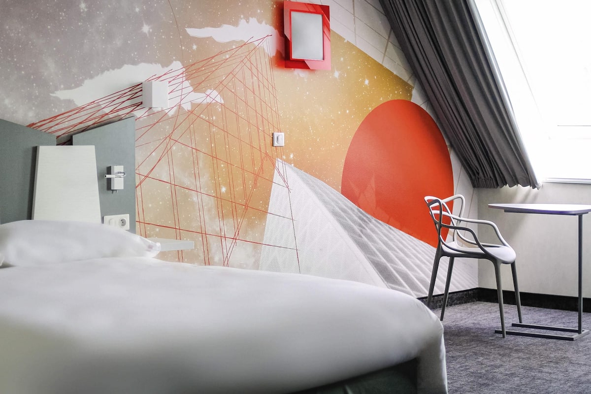 Business Double Room, 1 Double Bed | Individually decorated, individually furnished, desk, blackout drapes