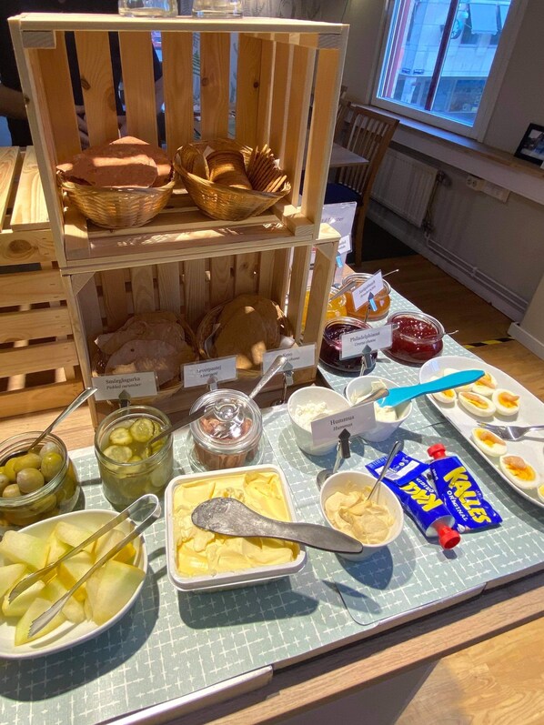 Tägliches inbegriffenes Frühstück zur Selbstbedienung