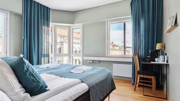 Habitación superior, 1 cama de matrimonio grande, no fumadores (with Sofabed) | Ropa de cama de alta calidad, mobiliario individual, escritorio