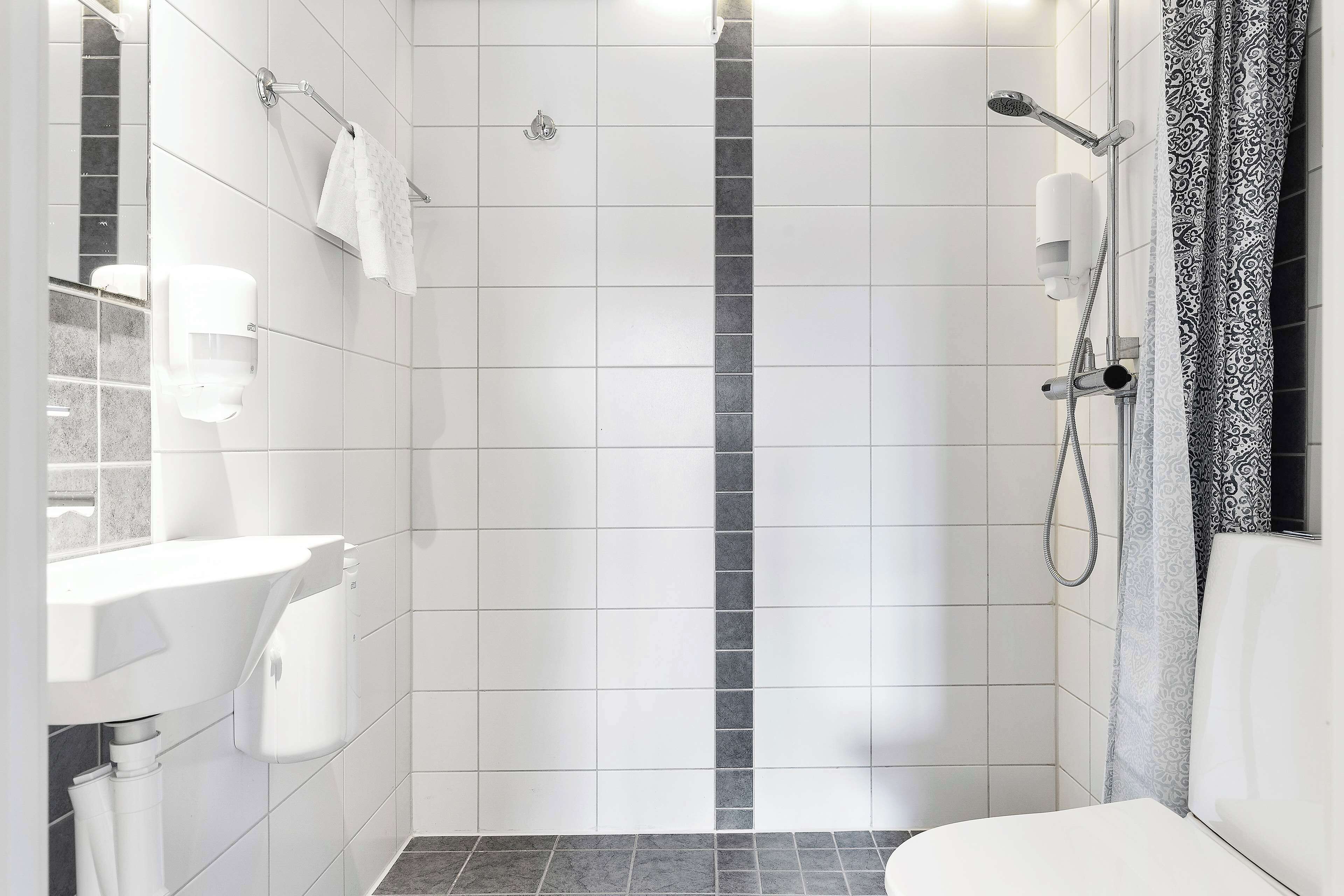 Standard Room, 2 Twin Beds, Non Smoking (1 Single Wall Bed) | Bathroom | Shower, towels