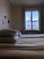 Ropa de cama de alta calidad, muebles diferentes y escritorio 