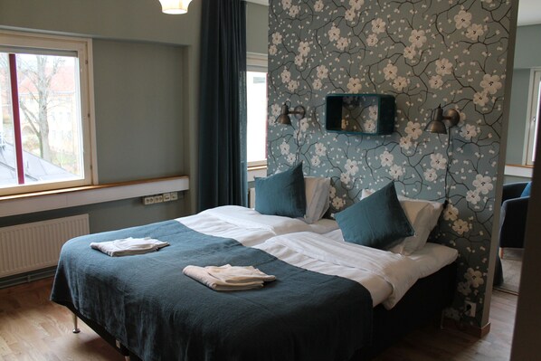 Hochwertige Bettwaren, individuell eingerichtet, Schreibtisch