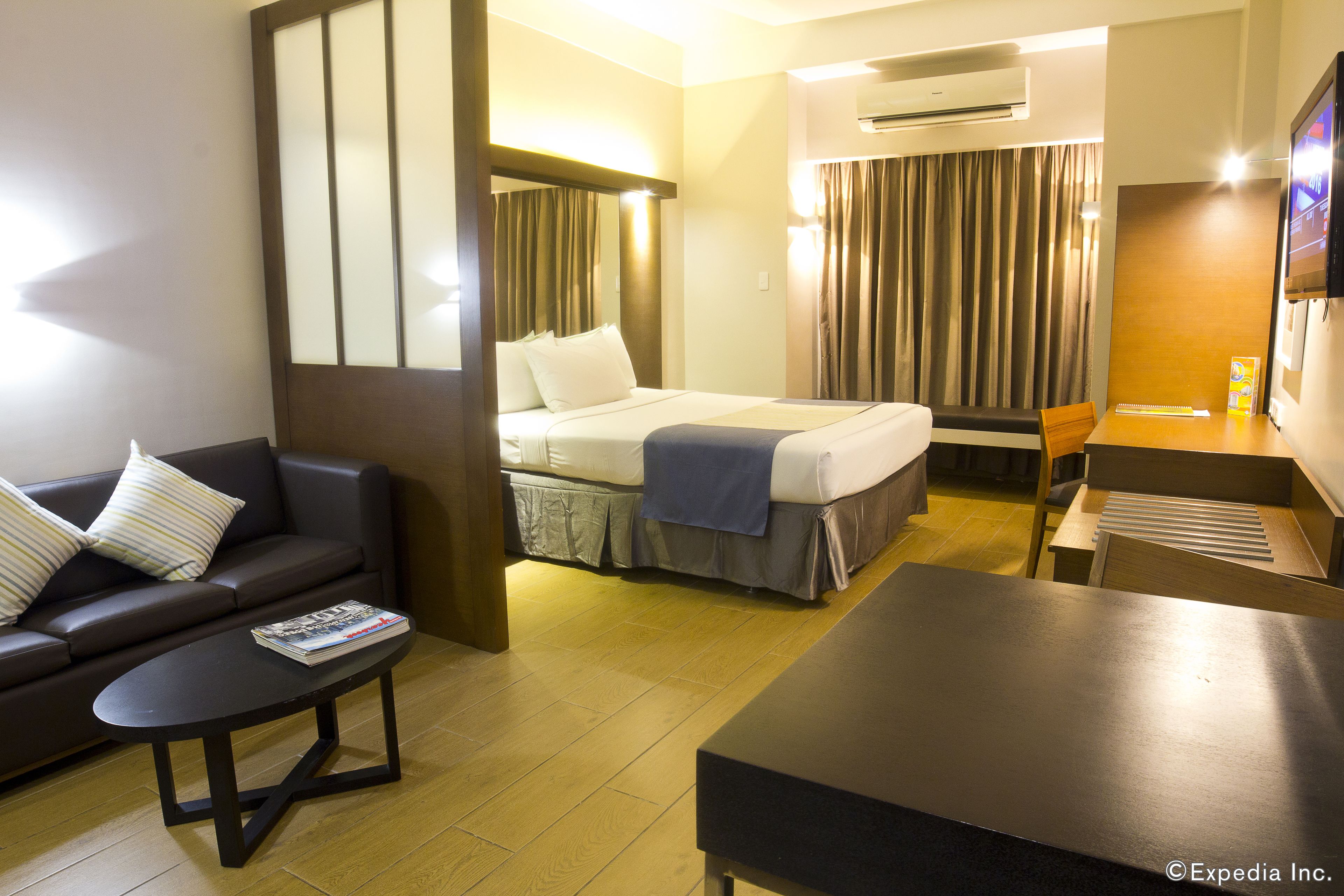 suite, 1 queen bed, non smoking | in-room safe, desk, iron/ironing board, free wifi