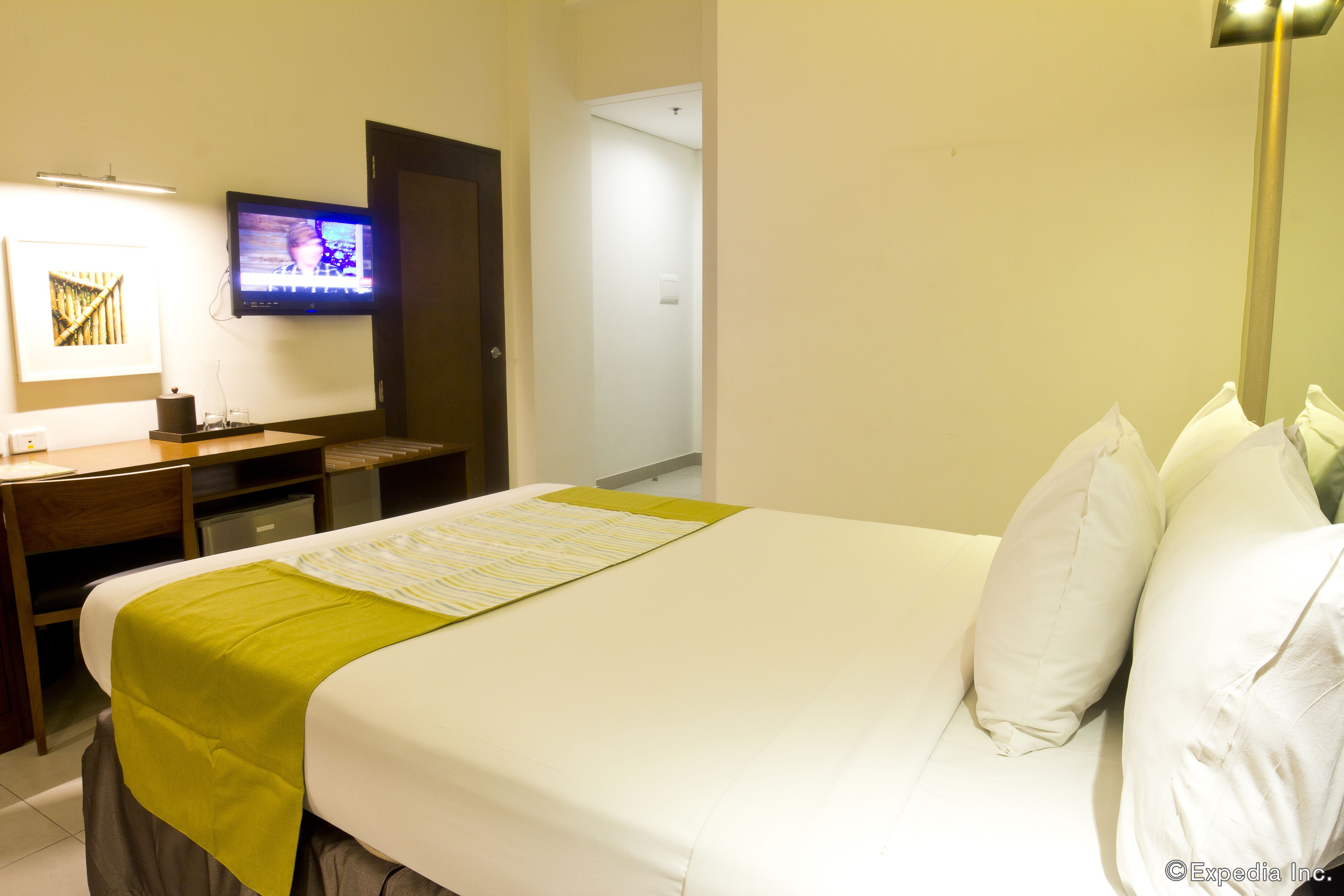 room, 1 queen bed, accessible, non smoking | in-room safe, desk, iron/ironing board, free wifi