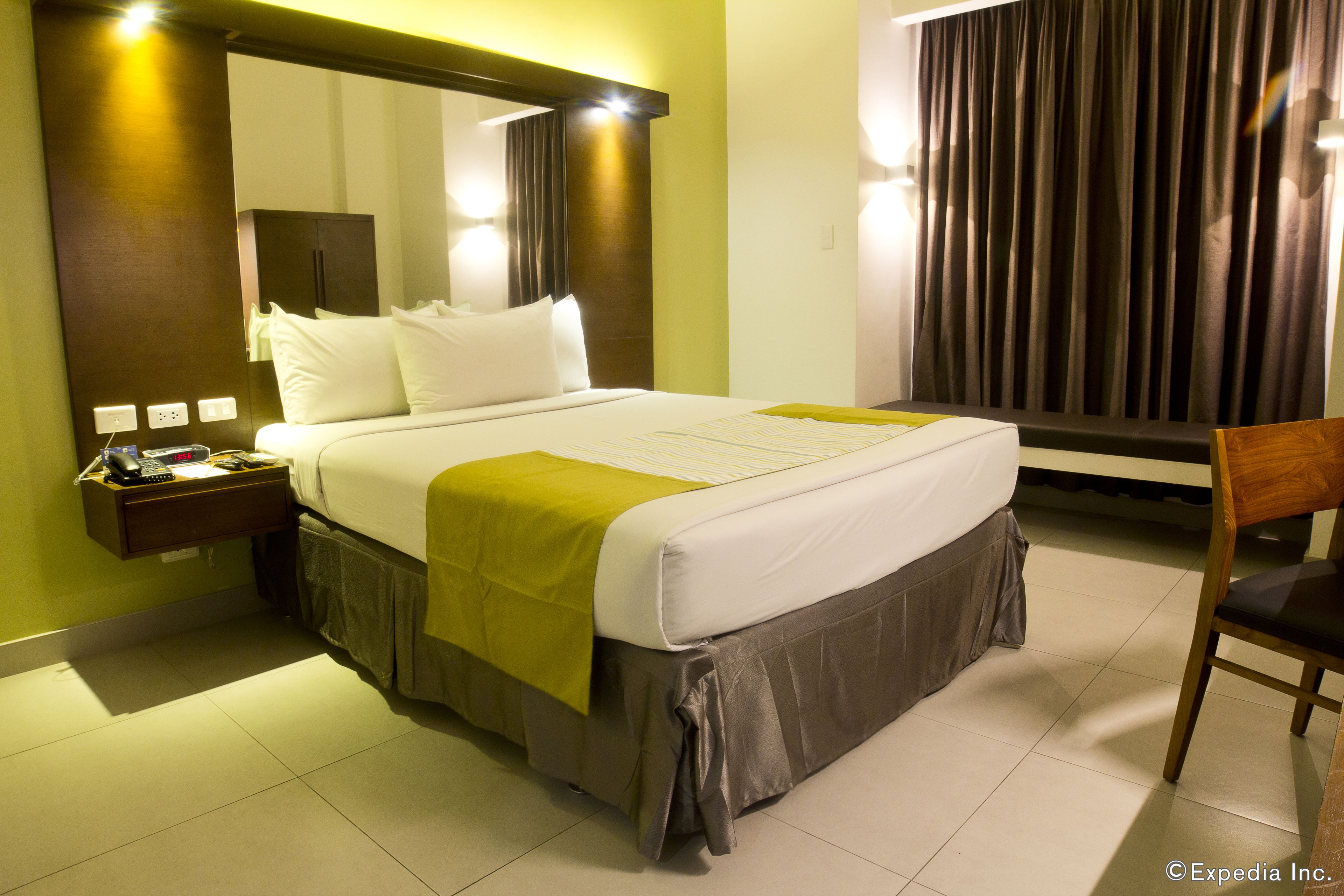 room, 1 queen bed, accessible, non smoking | in-room safe, desk, iron/ironing board, free wifi
