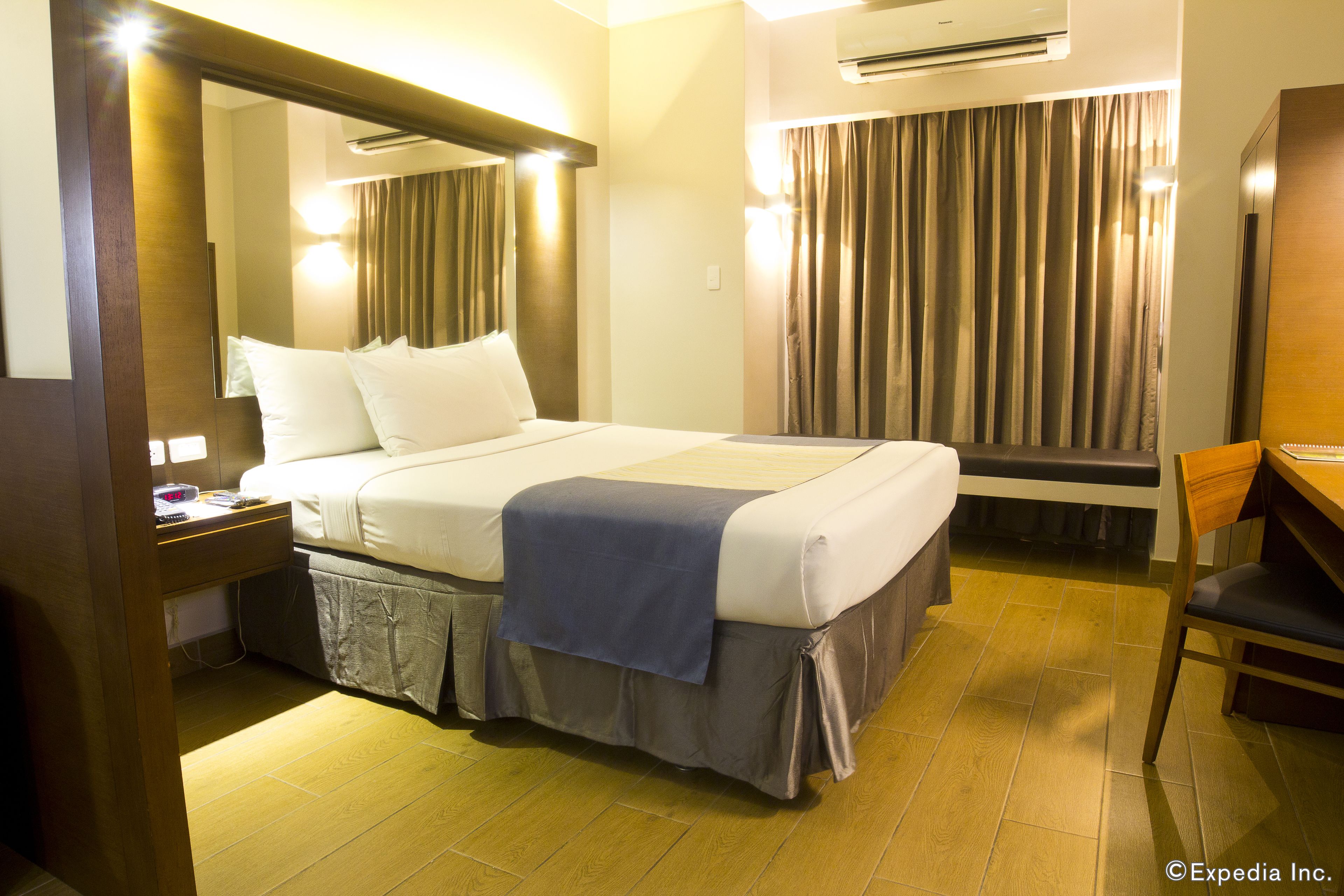 suite, 1 queen bed, non smoking | in-room safe, desk, iron/ironing board, free wifi