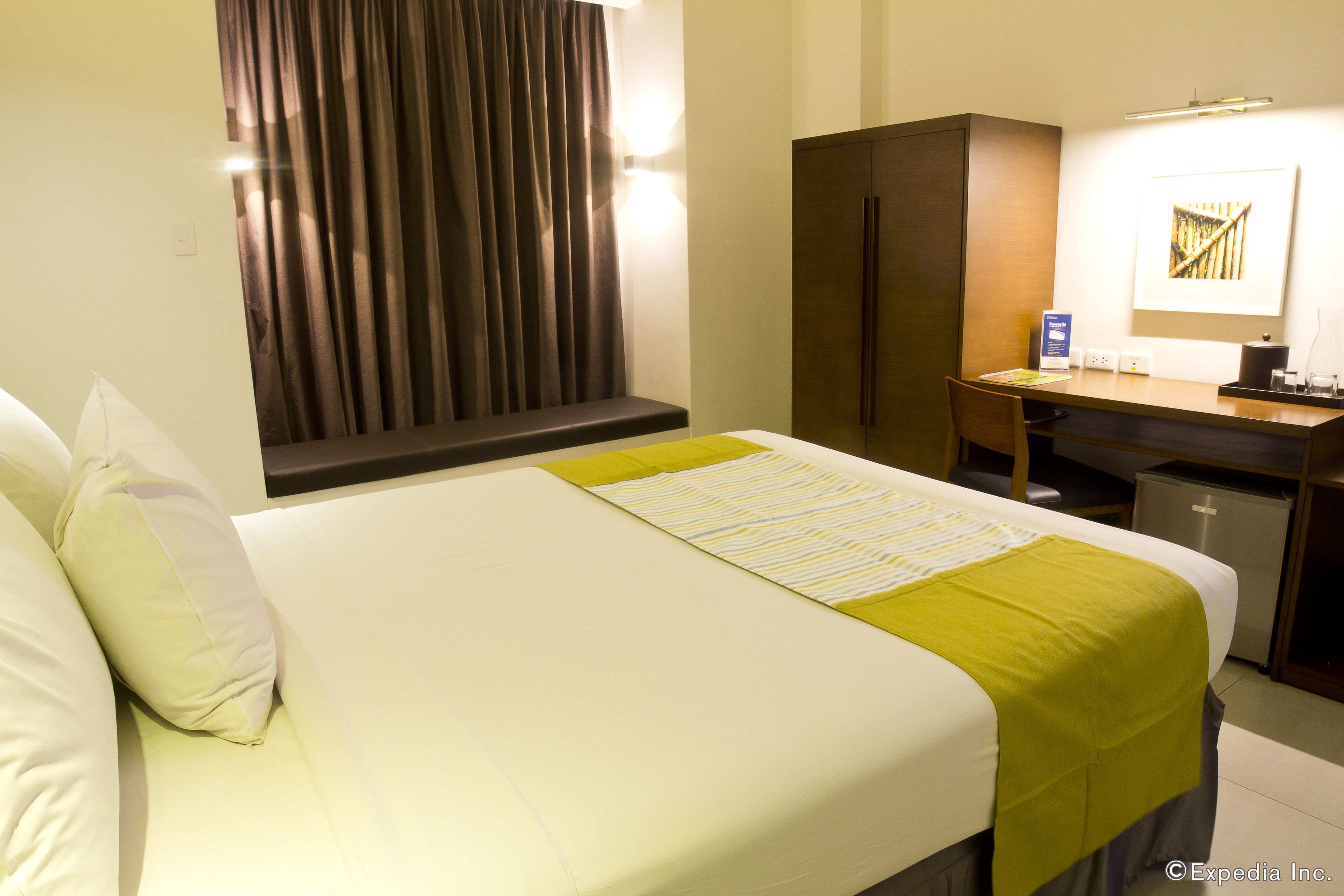 room, 1 queen bed, accessible, non smoking | in-room safe, desk, iron/ironing board, free wifi
