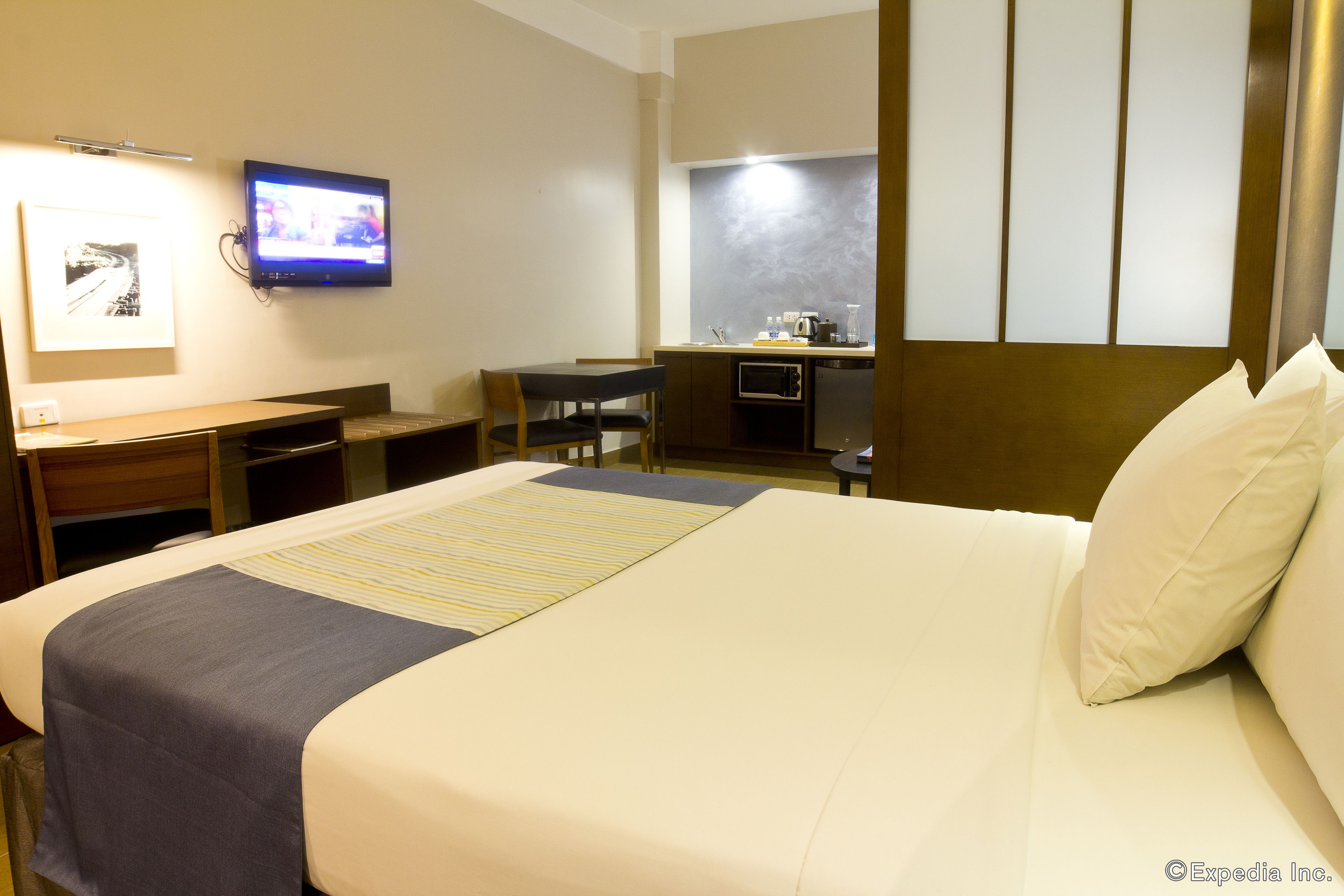 suite, 1 queen bed, non smoking | in-room safe, desk, iron/ironing board, free wifi