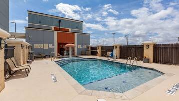 En säsongsöppen utomhuspool