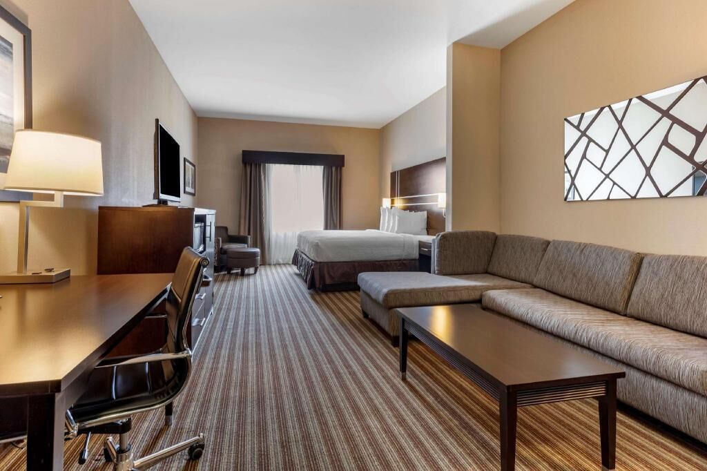 Pillow-top beds, desk, laptop workspace, soundproofing