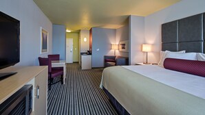 A hotel room with a bed, a desk, a chair, a TV, and a bathroom. - Holiday Inn Express Hotel & Suites, Carlisle-Harrisburg Area by IHG (Carlisle)