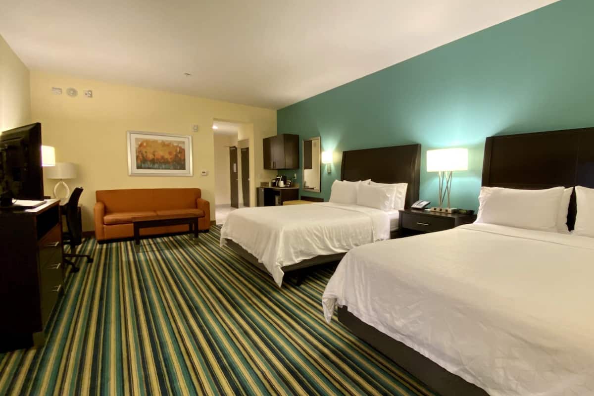 Suite, Meerdere bedden (Extra Floor Space) | Een kluis op de kamer, een bureau, geluiddichte muren