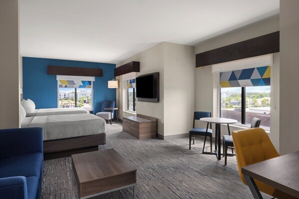 Suite, flere senger (Extra Floor Space) | Safe på rommet, skrivebord, lydisolert og strykejern/-brett