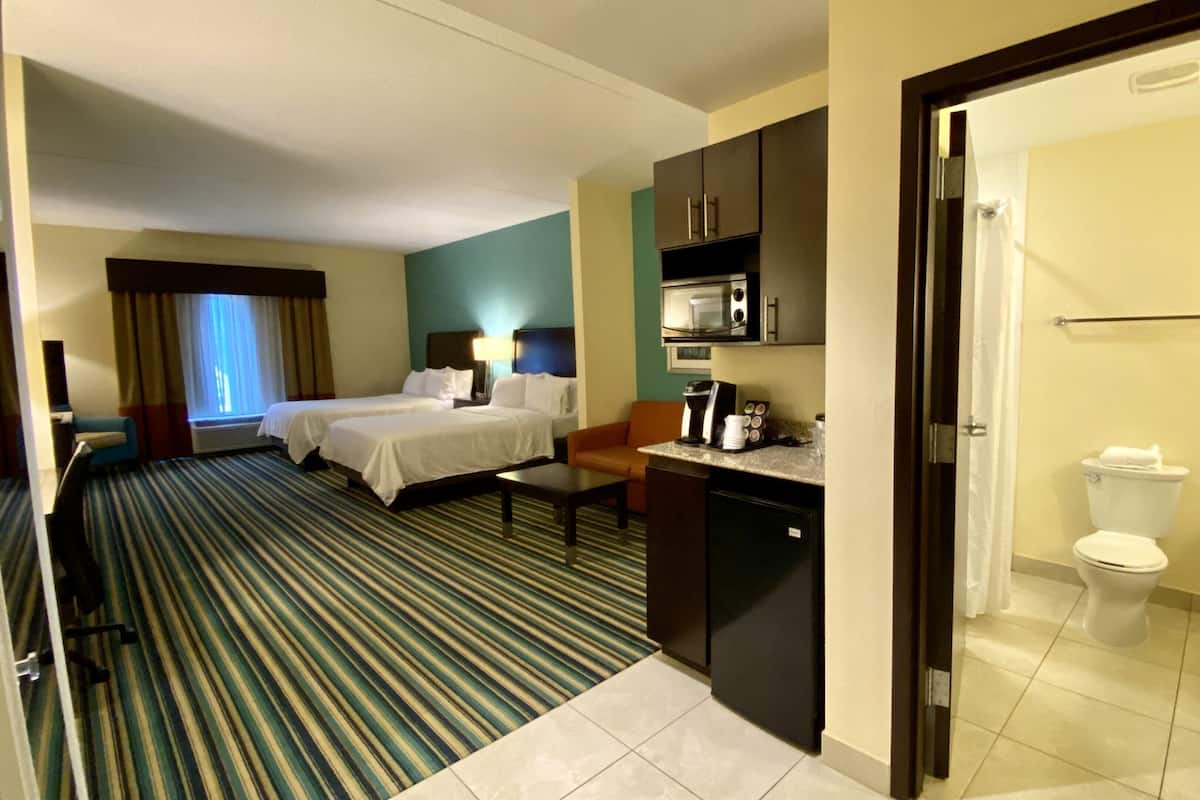 Cofres nos quartos, escrivaninha, quartos à prova de som