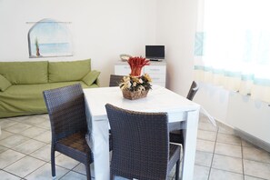 Apartment, 1 Schlafzimmer | Wohnbereich | Fernseher