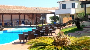 Se sirven almuerzos, cenas y cocina italiana (con vistas a la piscina) 