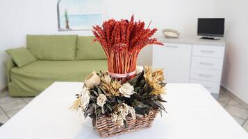 Apartamento, 1 quarto | Área de estar | TV