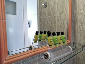 Shower, hair dryer, towels - Sea Of Aegeon (Santorini)