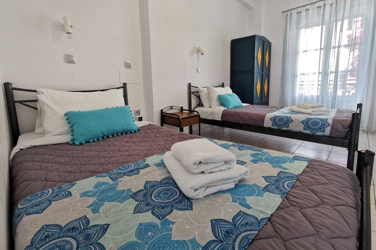 Habitación estándar con 2 camas individuales, balcón | Wifi gratis y ropa de cama