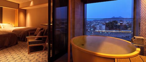 Universal Room-Kunshiko (Non-smoking) | Bathroom | Combined shower/bathtub, deep-soaking bathtub, rainfall showerhead