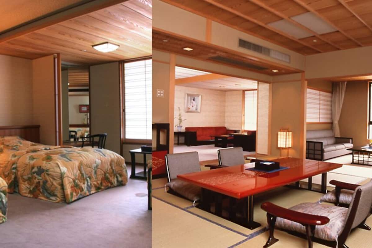 Une chambre d’hôtel comprenant un lit, un bureau, une chaise et une table à manger.