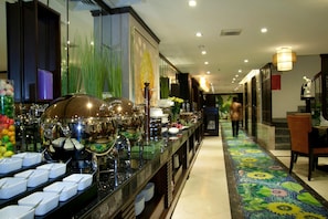 Breakfast, lunch, dinner served; Vietnamese cuisine