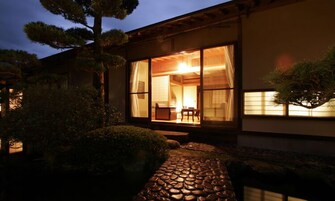 数寄屋造り 和室（８＋４畳） | 部屋からの景観