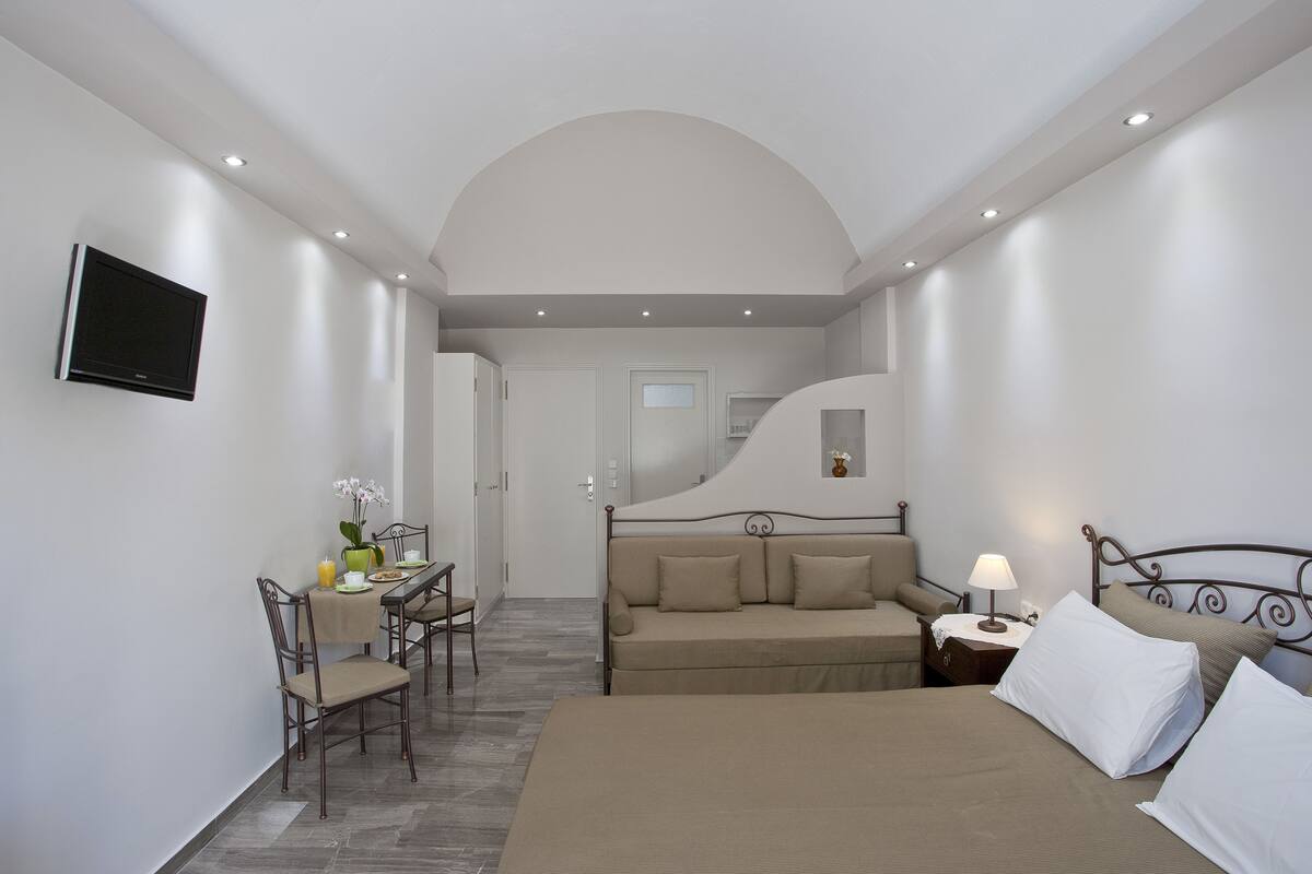 studio (for 2) | 1 bedroom, in-room safe, individually decorated, free wifi