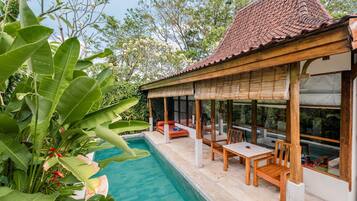 Kolam renang indoor dan kolam renang outdoor, dengan payung kolam renang