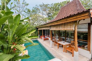 Inomhuspool, utomhuspool och parasoller