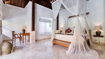One Bedroom Villa with Private Pool | 1 kamar tidur, minibar, brankas, dan meja kerja