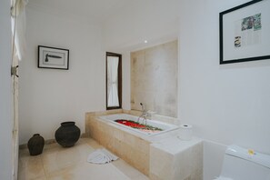 One Bedroom Villa with Private Pool | Banheiro | Banheira, produtos de toalete grátis, secador de cabelo