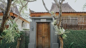 A traditional building with a wooden door and a sign above it. - Alam Bidadari Seminyak Villas (Seminyak)