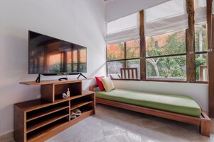 One Bedroom Villa with Private Pool | 1 slaapkamer, een minibar, een kluis op de kamer, een bureau