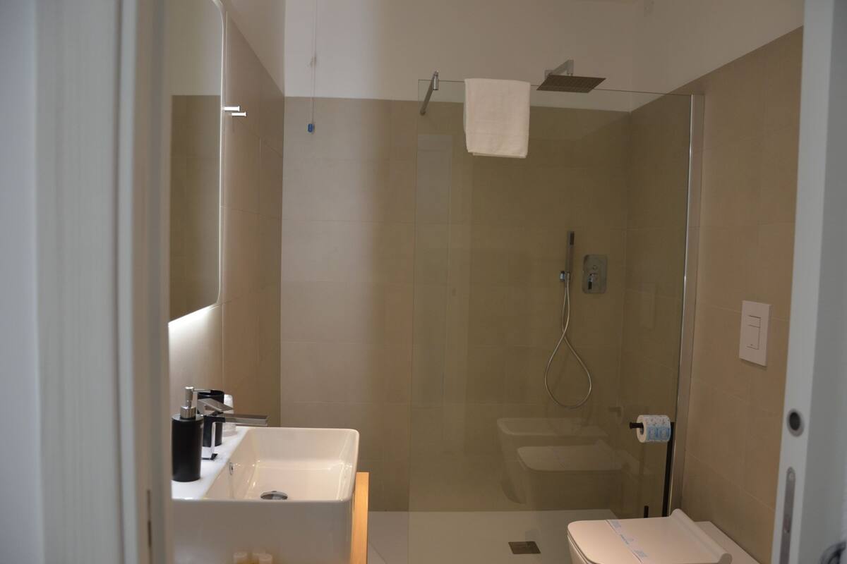 deep-soaking bathtub, free toiletries, hair dryer, towels