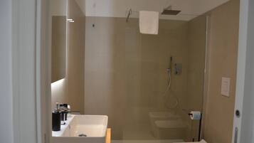 Bañera profunda, artículos de tocador gratuitos, secador de pelo