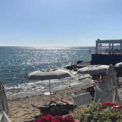 En la playa, arena blanca, bar en la playa, pesca