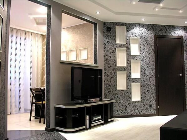 TV, DVD player - UKR Apartments (Kyiv)