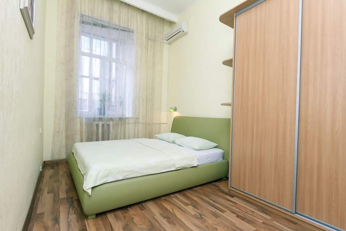 Egyptian cotton sheets, pillowtop beds