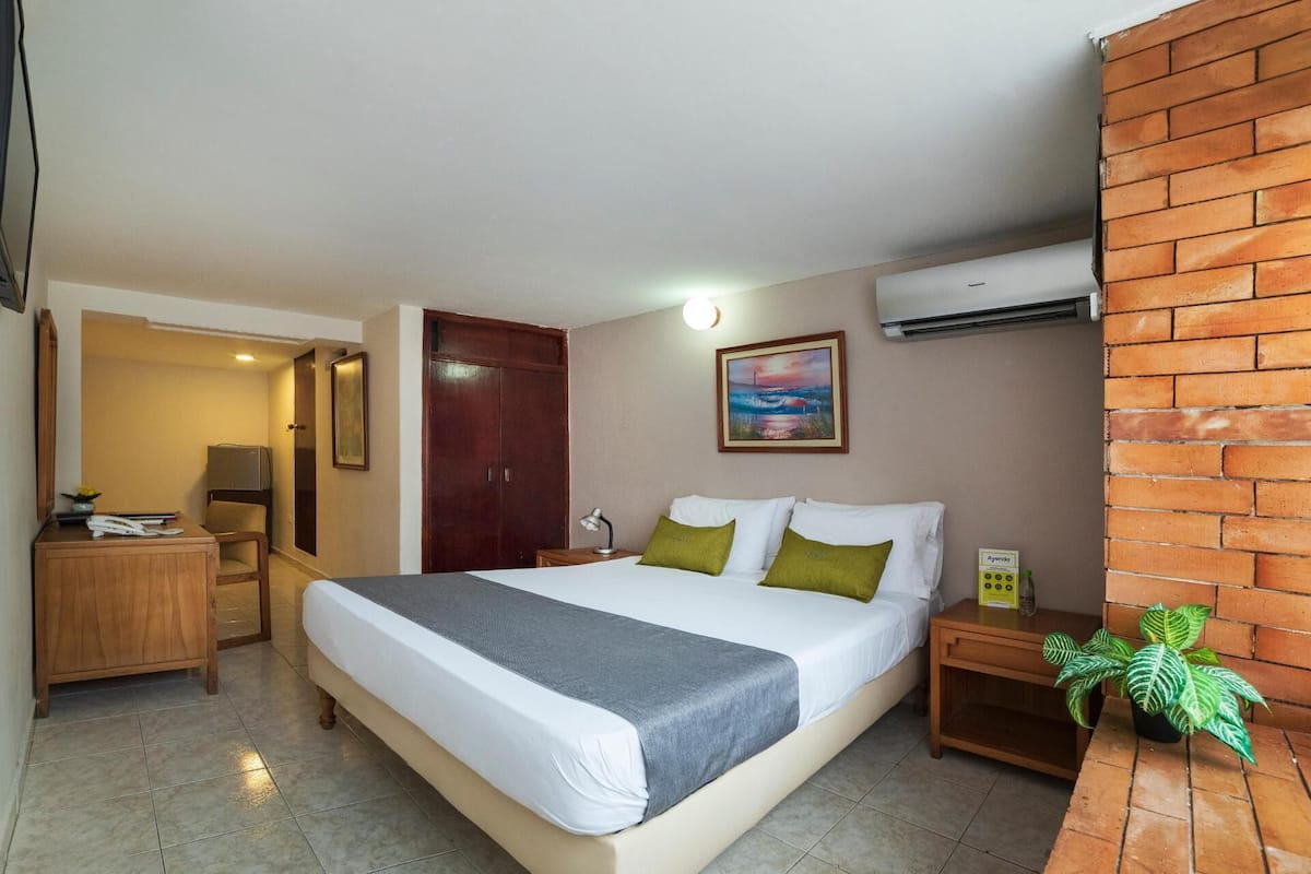 Hypo-allergenic bedding, desk, soundproofing, free WiFi