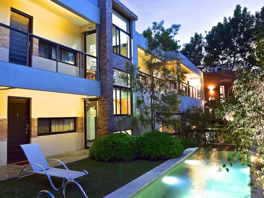 Piscine extérieure, parasols de plage, chaises longues