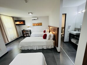 Habitación triple superior | Ropa de cama de alta calidad y edredón 